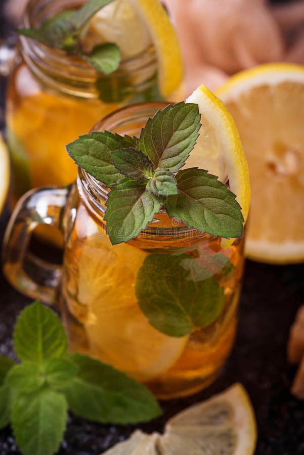 Чай с мятой и лимоном спектакль. Зеленый чай с лимоном и мятой. Холодный зеленый чай с лимоном и мятой. Холодный чай с мятой. Зелёный чай холодный с апельсином.