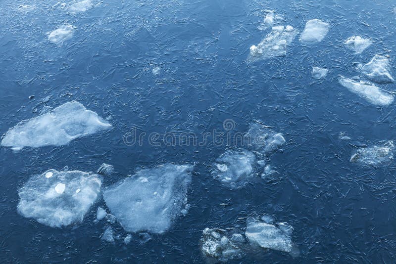 Замерзает вода в реках. Речка застыла под слоем льда. Слой льда. Замороженная река. Лёд на реке слоями замерзает.