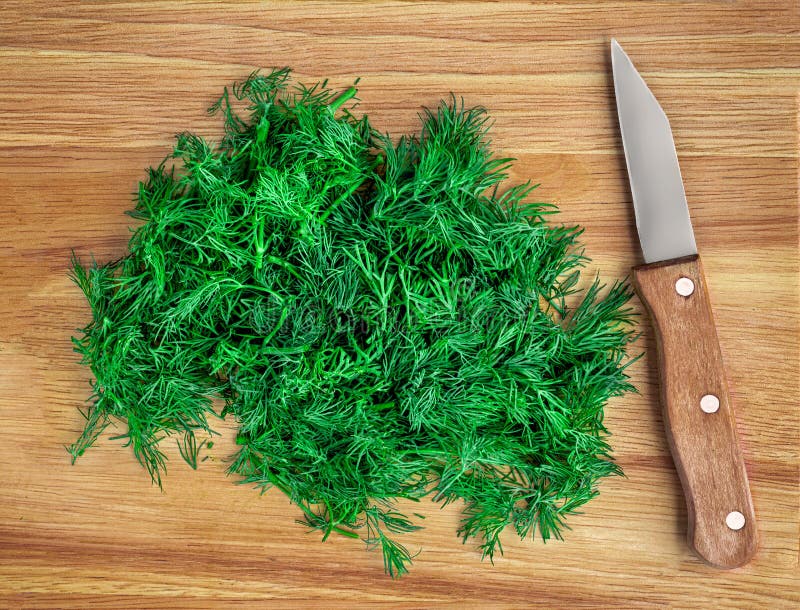 Рубит лист. Chopped parsley.