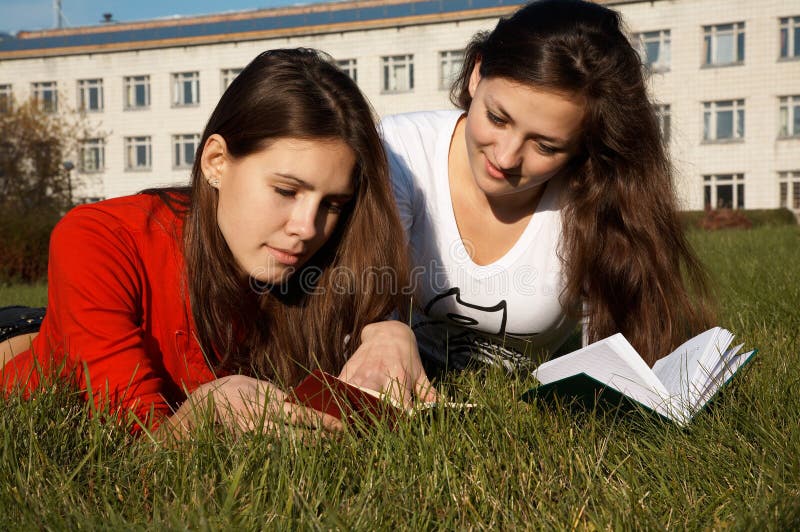 Читать подруги. Студентки лежат и болтают. Студентки лежат на поуд. Моя студентка читать. Girl grass University.