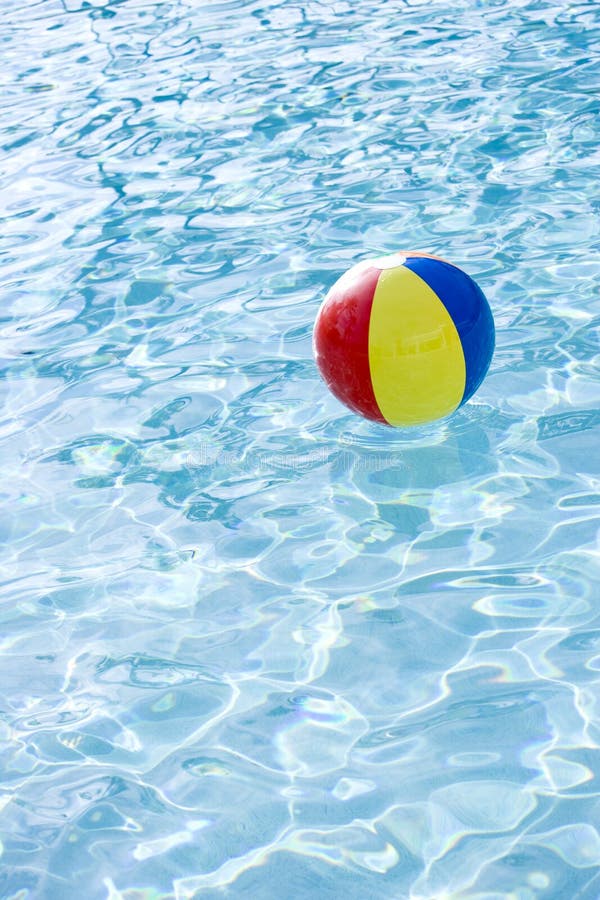 На поверхности озера плавает мяч. Beach Ball Floated. В августе в воде плавают шарики. Beach Ball in the swimming.