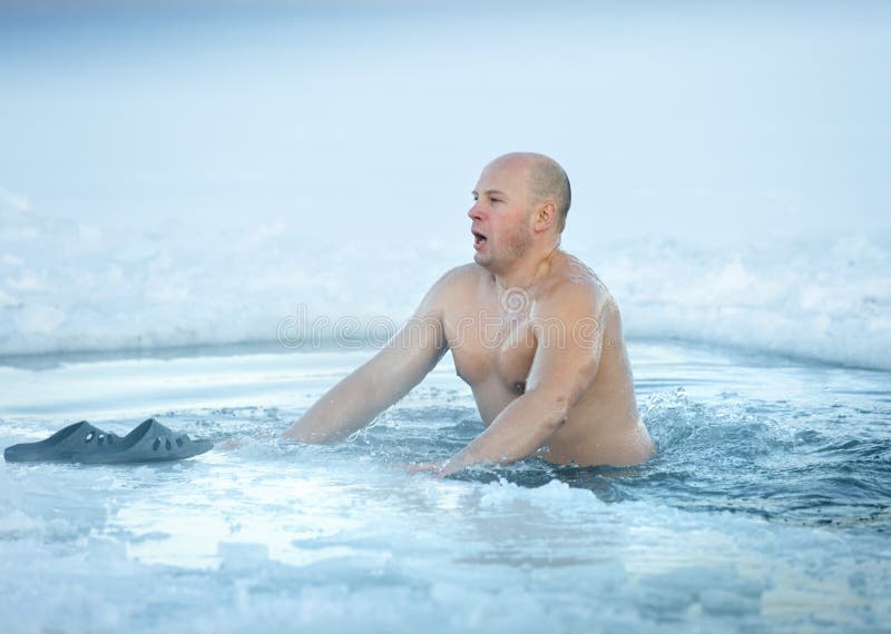 Плыть в холодной воде. Закаливание зимой. Моржевание закаливание для детей. Man in Ice.