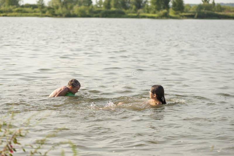 Девочки купаются в пруду. Купание в водоемах. Мальчишки и девчонки купаются в реке. Девушка купается в пруду. Искупалась в пруду