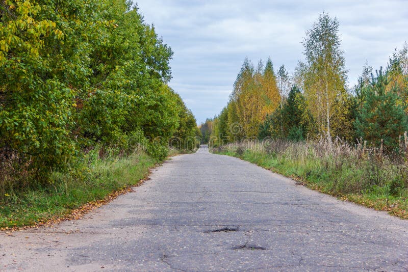 Между деревней. Провинциальная дорога.