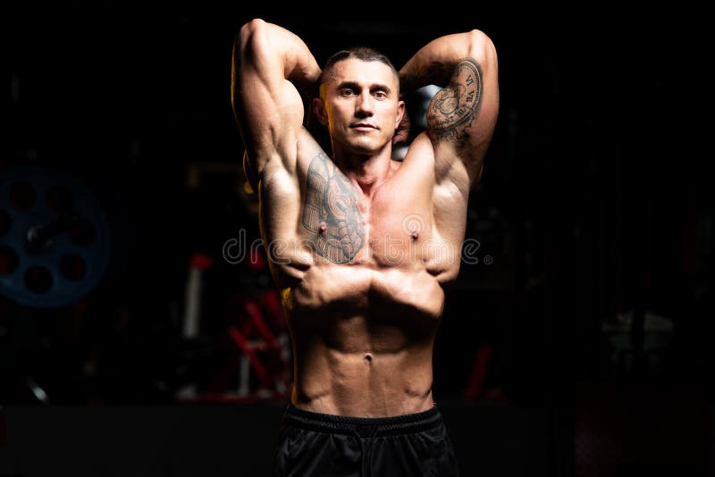 здоровый взрослый мужчина сгибает вакуумные мышцы живота Стоковое Фото - изображение насчитывающей людск, здорово: 227374146