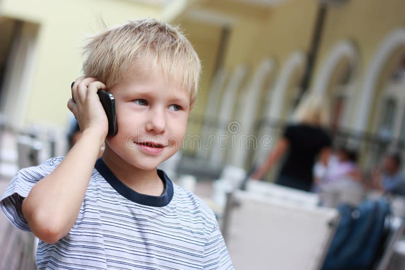 Телефон мальчик 6. Мальчик с телефоном. Speak to boy.