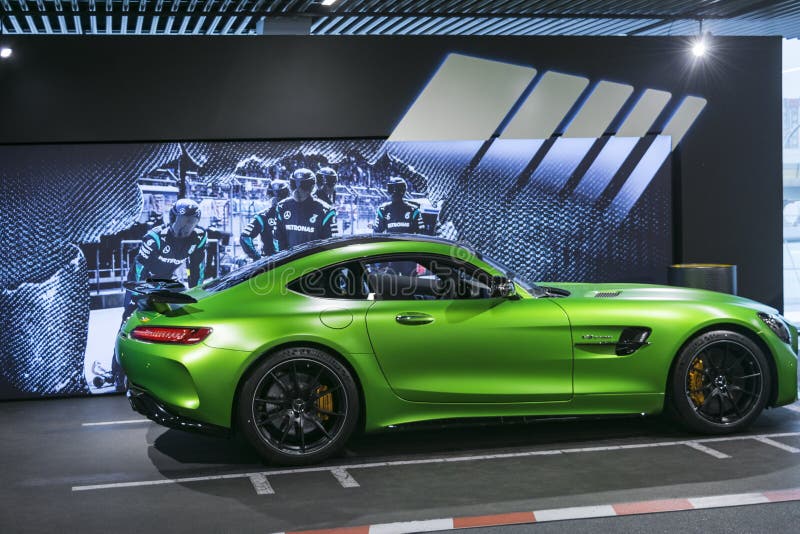 Зеленый Мерседес AMG v8