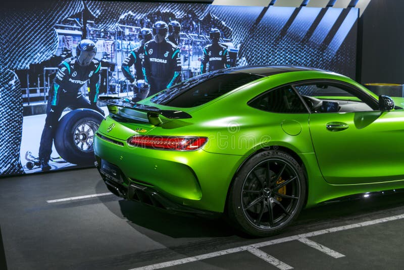 Зеленый Мерседес AMG v8