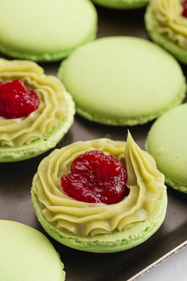 Макаронс фисташка малина
