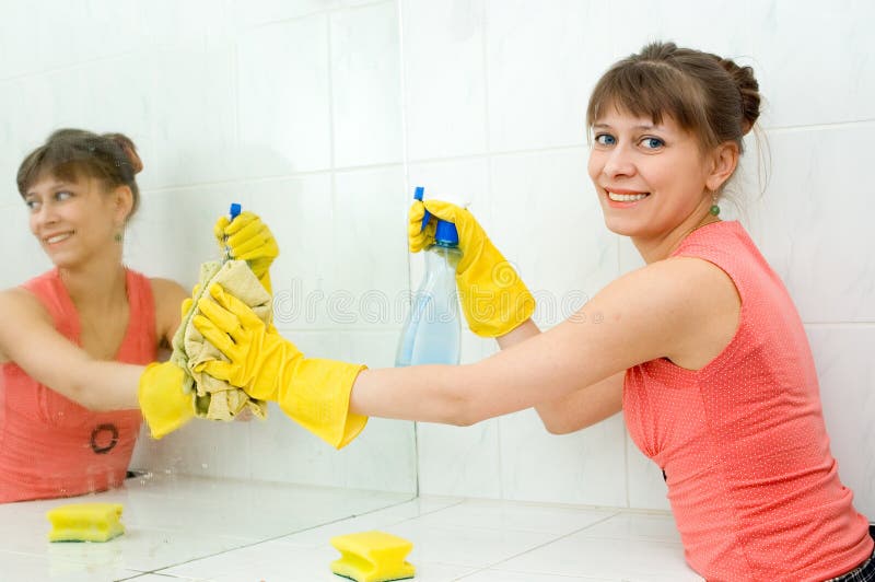 Зеркало мытье развод. Мытье зеркал. Женщина моет зеркало. Помывка зеркала профессиональная. Женщина моет ребенка.