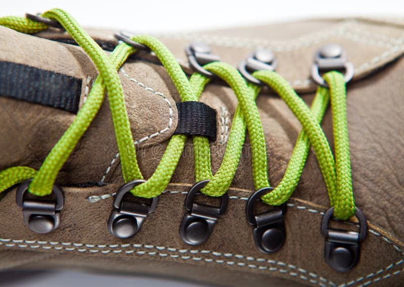 Закрытая шнуровка. Шнурки зеленые. Ботинки с зелеными шнурками. Hi-Lace шнурки. Зеленые шнурки в черных ботинках.