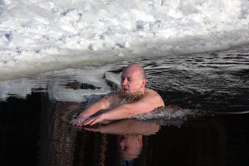 После холодной воды болит. Купание в ледяной воде. После купания в холодной воде. Купание холодной воде зимой. Баня с прорубью.