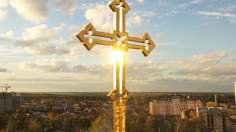 Золотой крест на куполе