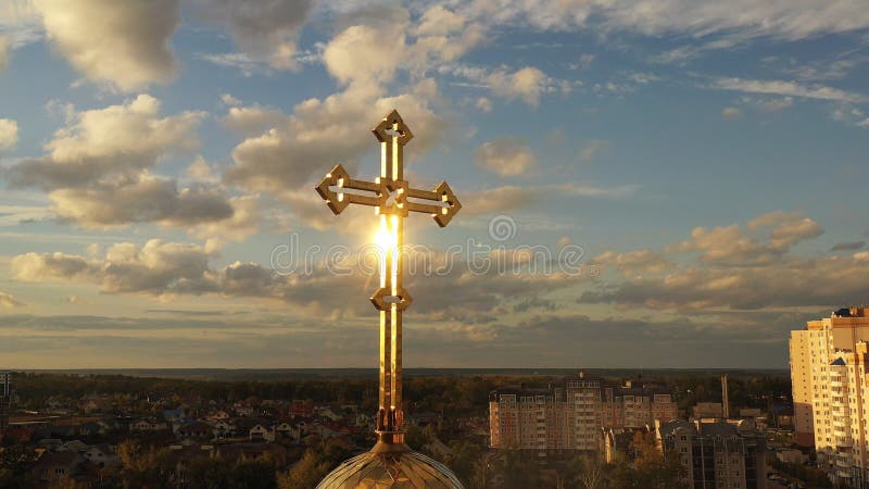 Золотой крест на куполе
