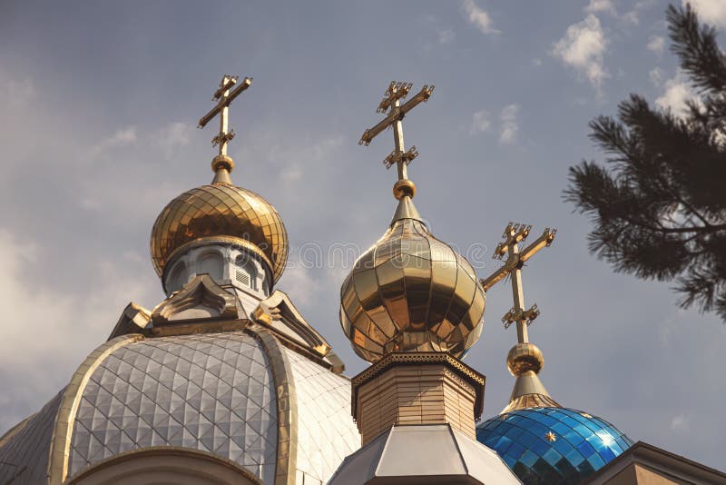 Золотой крест на куполе