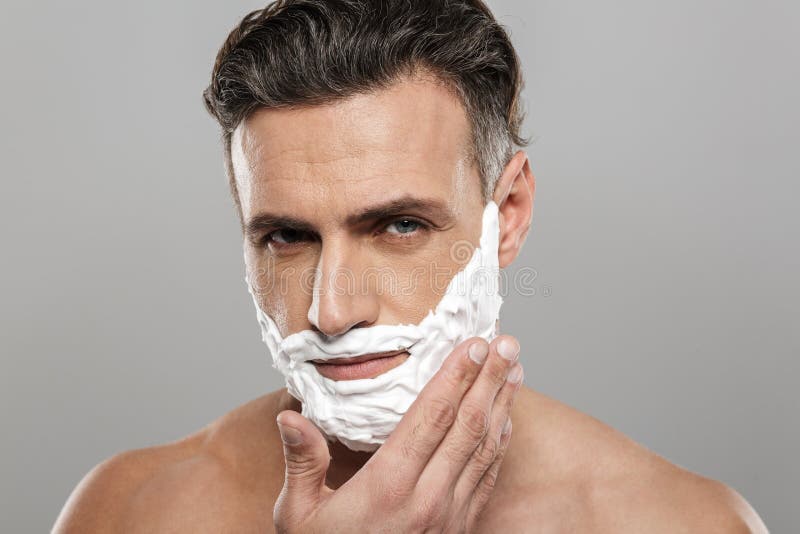 электробритва philips s9531/31. бритья для мужчин. мужчина в пене для бритья. деловой мужчина на лице с кремом для бритья. бритва для мужчин.
