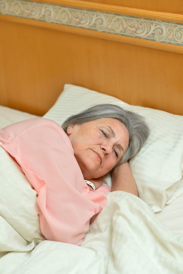 Зрелая женщина на большой кровати