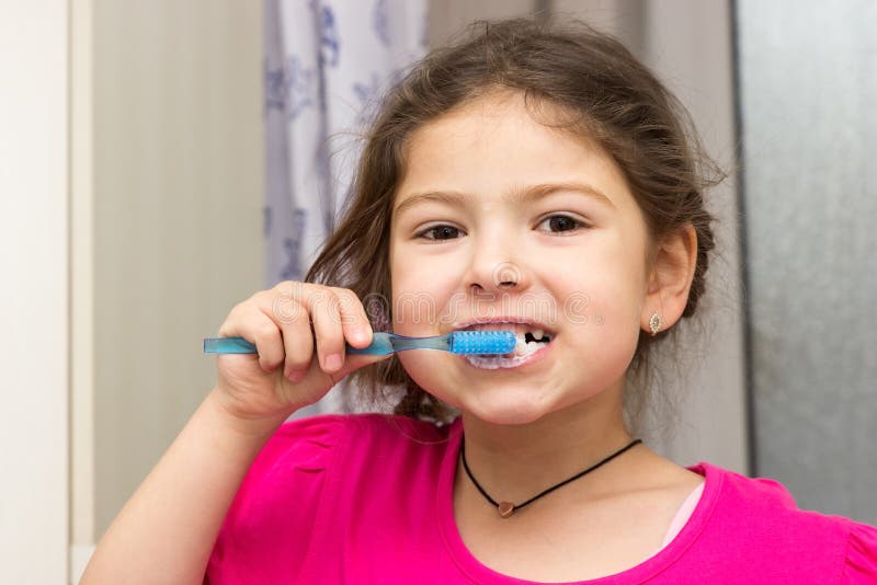 Девочка чистит зубы. Маленькая девочка чистит зубы. Маленькая девочка зубы чистит фото. Утром зубы чищу танцую