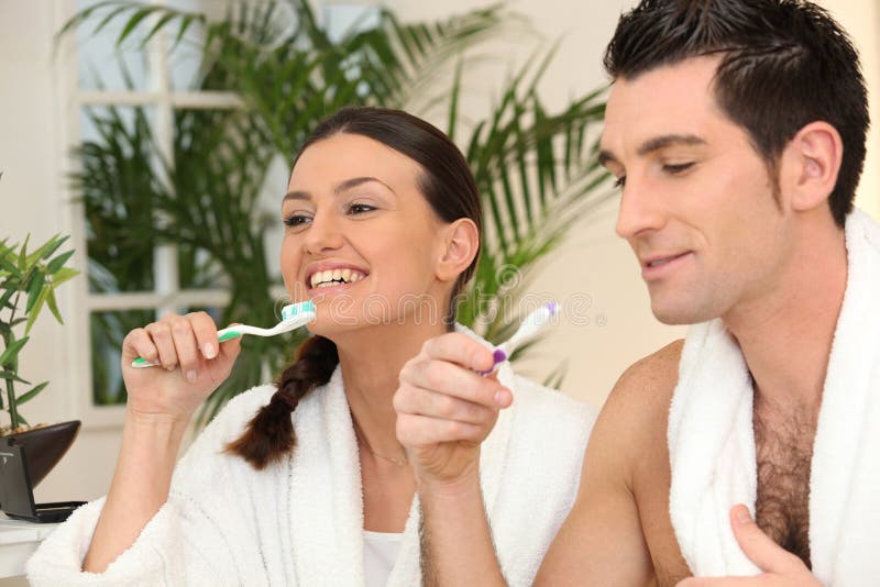 Муж чистит жену после. Мужчина и женщина чистят зубы. Пары с зубами. Утро мужчина и женщина чистят зубы. Пар чистка.
