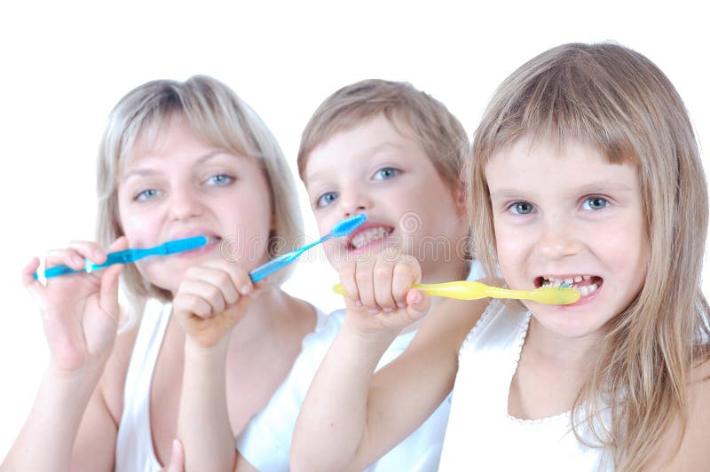 Нитки во рту. Семья чистит зубы. Красивые Здоровые зубы всей семьи. Чистим зубы всей семьей. Семья чистит зубы картинки.
