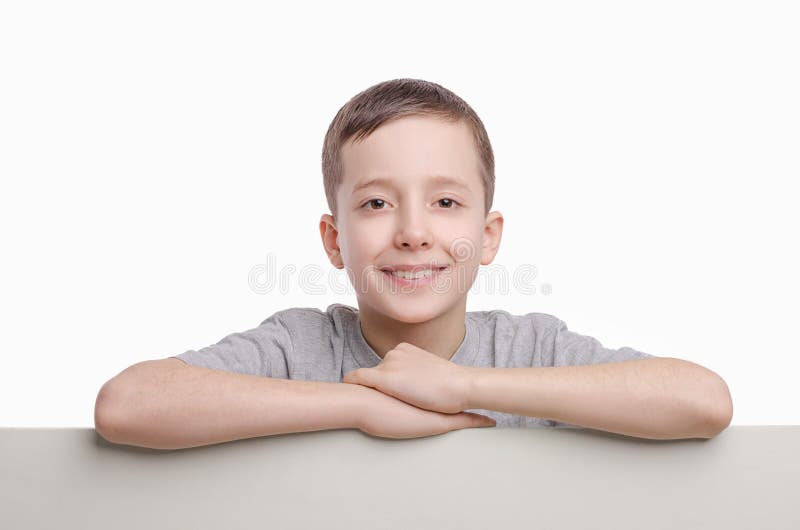 Мальчик стоит на стуле. Книжные полки для малышей. Мальчик и очки и тетрадь. Мальчик стоит на столе. Мальчик стоит на столе.