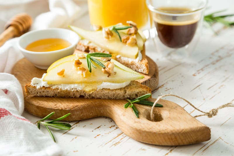 Бутерброд с медом и орехами