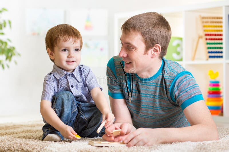 Игрушку сынки. Отец с сыном пазлы картинки. Хороший сын игрушка. Father Plays with boy. Мальчики играют папу и маму