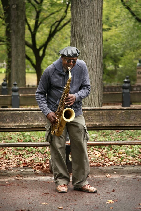 Уличный саксофонист nemiga. Уличный музыкант саксофон. Саксофонист на улице. Саксофон в парке. Саксофонист в Нью Йорке.