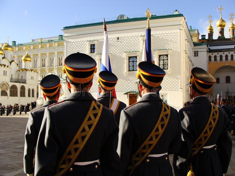 Московский Кремль люди в униформе. Охрана Московского Кремля картинка.