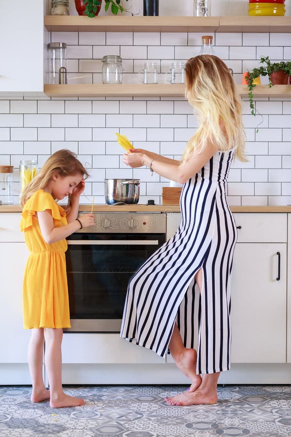 Маму стоя на кухне. Фотосессия мама и дочка на кухне. Фотосессия на кухне мама и дочь. Дочки кухонные. Дочка на кухне.