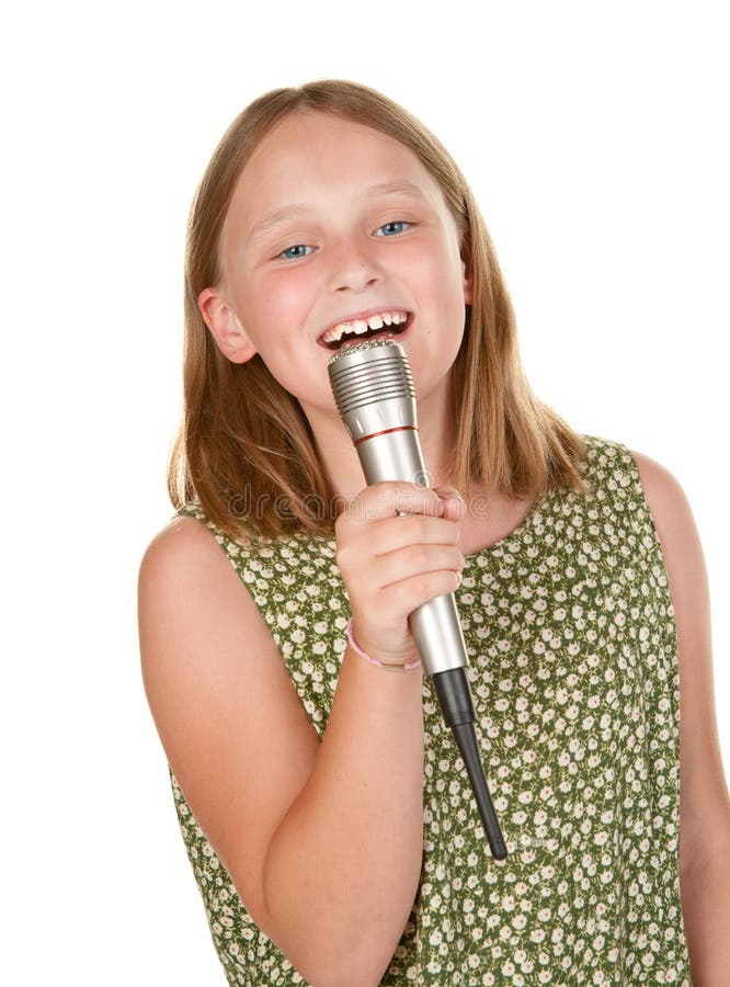 Включи белый петь. Девочка поет. Девушка с микрофоном. Девочка поет на белом фоне. Девочка с микрофоном.