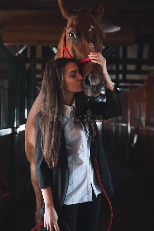 восточный ветер лошадь оствинд. чеховские женщины на коне. девочка смотрит на коня. кавалья лошадиное шоу. лошадь предназначение для человека.