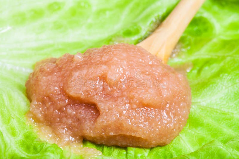 Икра в деревянной ложке