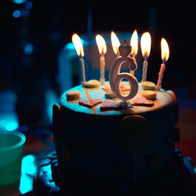 Свечи 6 месяцев. Торт со свечками. Торт со свечками в руках. Тортик со свечкой 6. Свечи для торта.