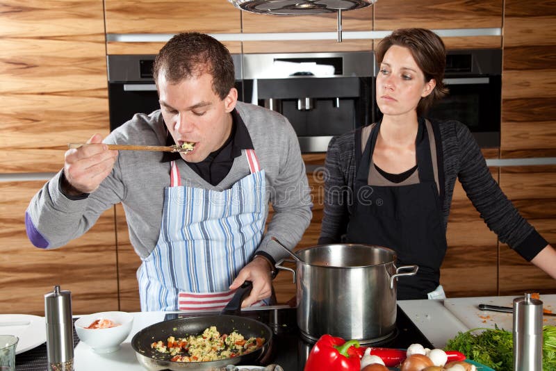 Пока жена готовит муж
