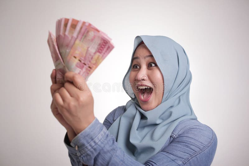 Мусульманские рекламы. Muslim money. Smile Muslim money. Девушка мусульманка держит компьютер в руках.
