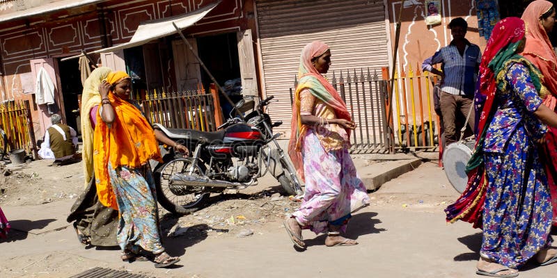 Иди сари сол. Indians Sari Walking on the Street. Johari Bazaar Jaipur.