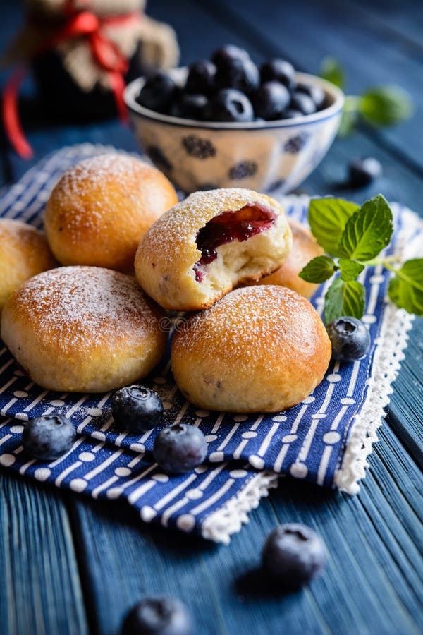 Булочки с черникой