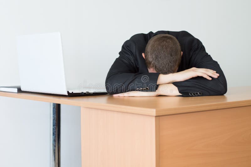 лежащий на столе на английском. стопка книг на столе. спящий человек на столе. девушка лежит на столе головой. учебники на столе.