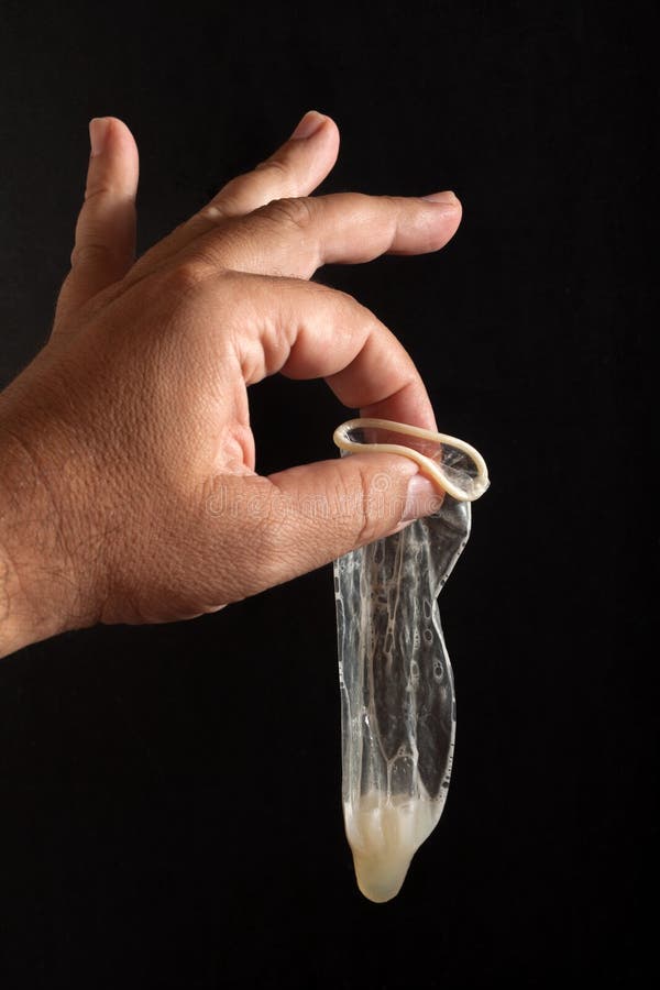 Используемый презерватив с спермой. стоковые фото. 
