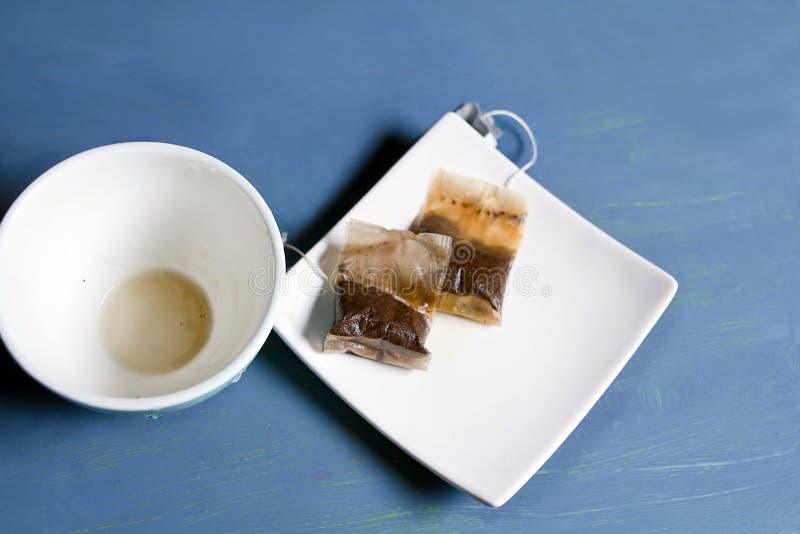 Использованный пакетик чая. Чайный пакетик. Пакетик чая использованный. Тарелка для чайных пакетиков. Макание чайного пакетика.