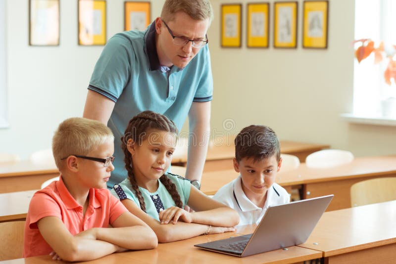 Подскажите классный. Росподрос. Широкое фото учителя с детьми. Schoolchildren using Laptop with teacher..