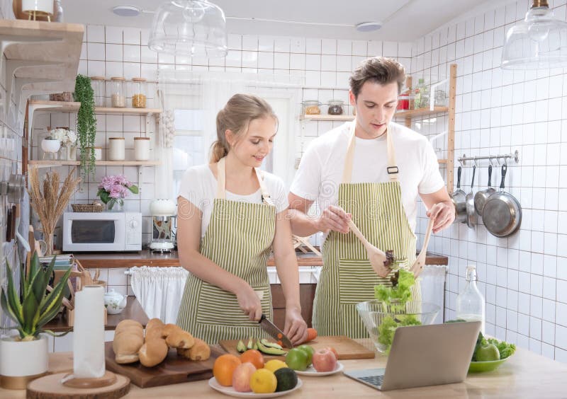 Семейная пара на современной кухне. Семейная пара с колбасой. Блоггеры семейная пара по приготовлению еды. Домработница семью