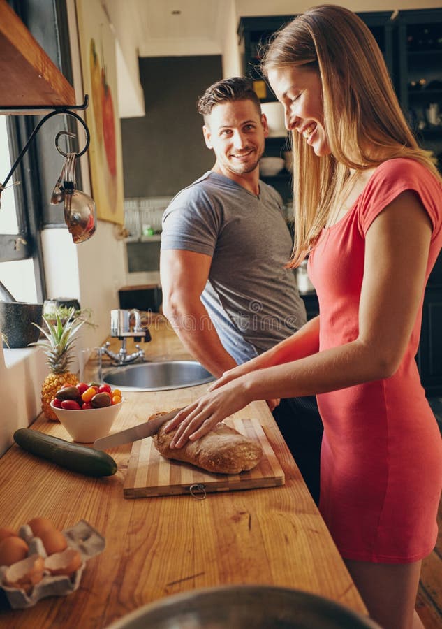 mujer cocinando a su novio ile ilgili görsel sonucu