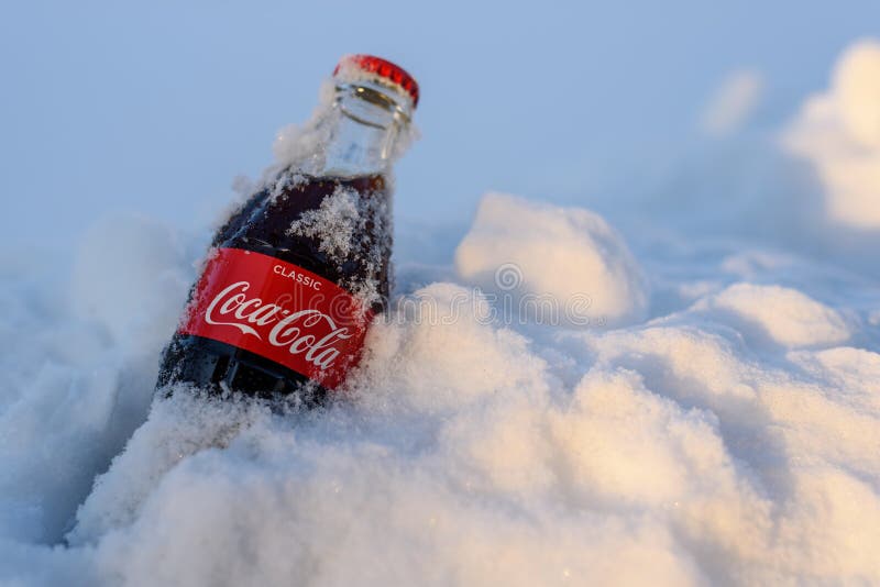 замерзшая кола. взорвавшаяся жестяная банка. кола вредна для здоровья. кока кола замерзла в машине. газировка в бутылках со льдом.
