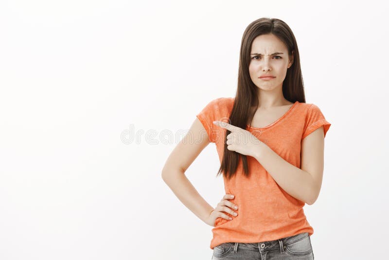 Подруга утешает. Разговор двух женщин. Девушка жалуется. Девушка обращается по имени. Называть по имени.