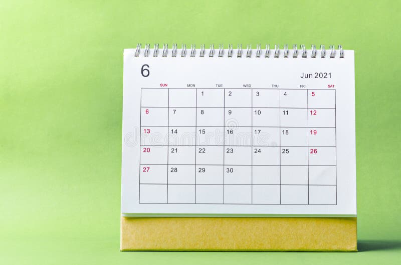 календарь на 9 июня : название месяца июня в английских кубах с номерами 0  и 9 чашка чая с ромашкой в нем Стоковое Фото - изображение насчитывающей  цвет, сезон: 219808780