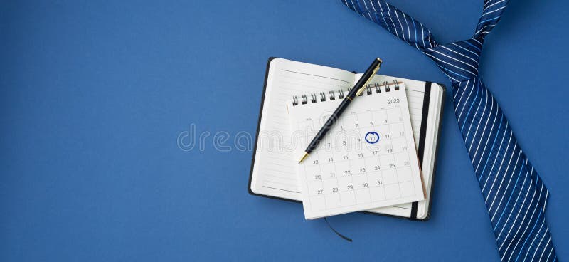 календарь с отмеченной датой в записной книжке с галстуком на синем фоне  Стоковое Фото - изображение насчитывающей компания, метка: 275339416