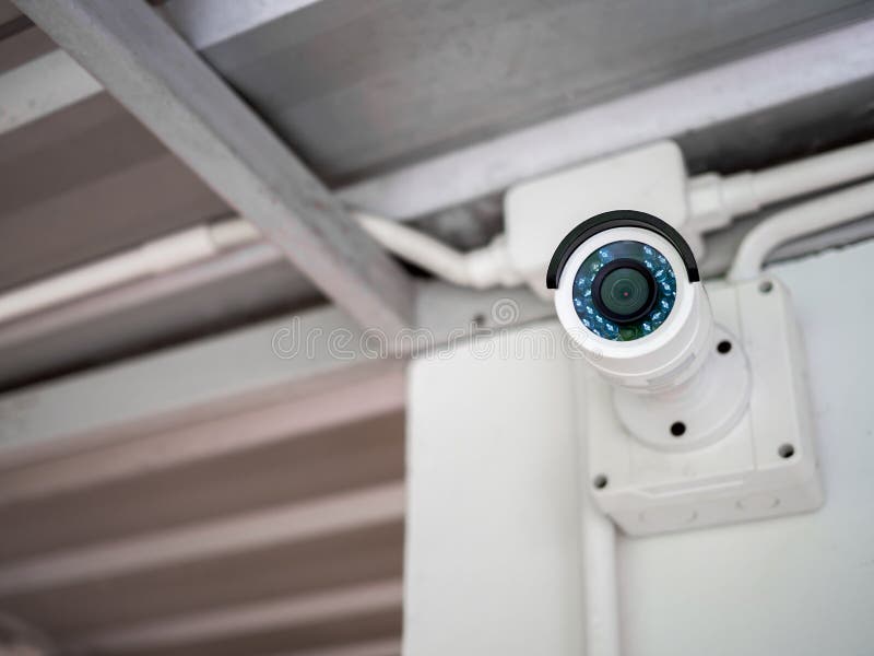 Как снять камеру видеонаблюдения круглую с потолка Белая камера CCTV на белой предпосылке стены Стоковое Фото - изображение насчиты