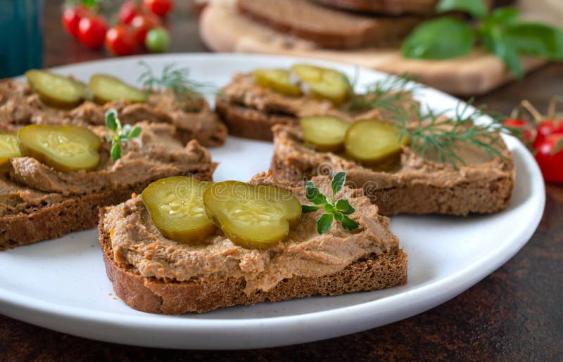 Канапе с паштетом из куриной печени